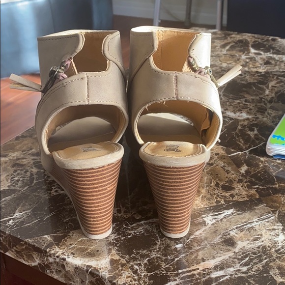 Shoes - Picture 3 of 4